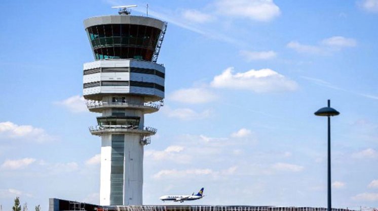 El hit "DEspacito" sin límites: ahora un piloto lo cantó e interfirió las comunicaciones en Ezeiza | Actualidad