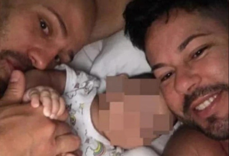 Tras 12 días, la Justicia obligó a una pareja gay a devolver a su beba adoptada | Internacionales