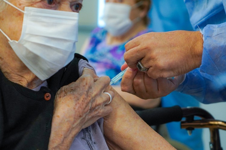 Gobierno bonaerense recibió y analizó 135 denuncias por supuestas irregularidades en vacunación | Actualidad