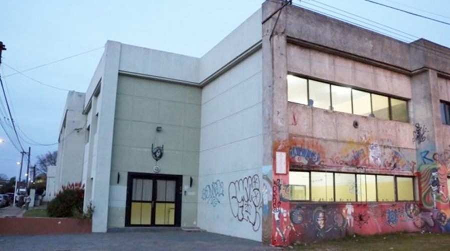 Feroz golpiza de un alumno a un profesor que no lo dejó ir al baño en clase | Actualidad