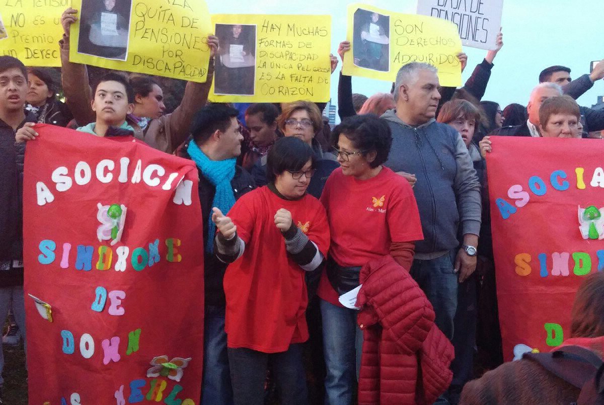 Acto en el Obelisco para protestar por la baja de las pensiones a discapacitados | Actualidad