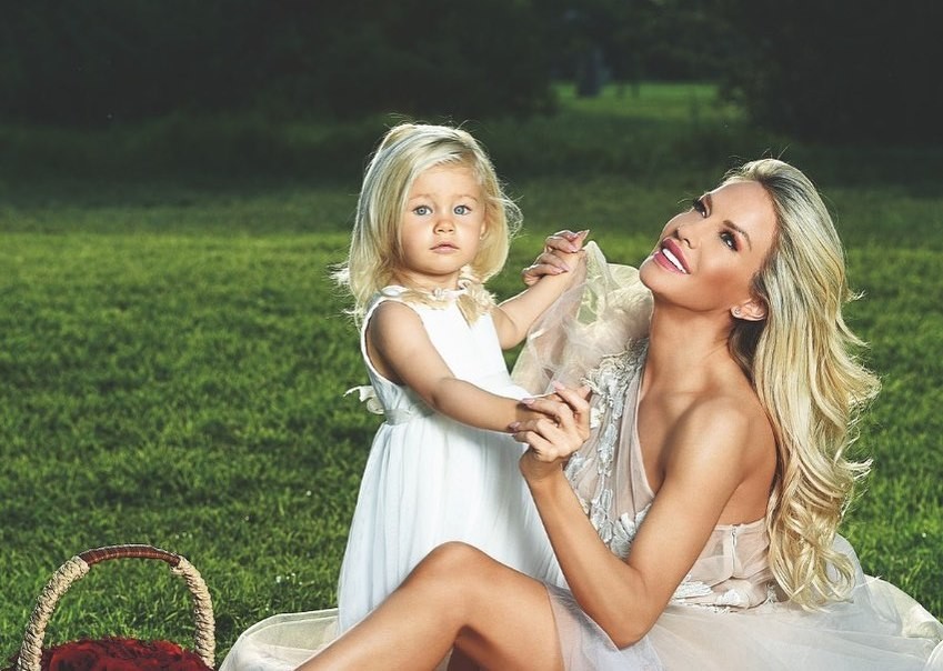 Bronca en las redes por las fotos de Luciana Salazar con su empleada doméstica en el supermercado | Espectáculos