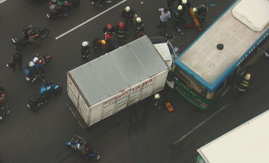 Cuatro heridos en un choque entre un colectivo y un camión en la autopista 25 de Mayo | Actualidad