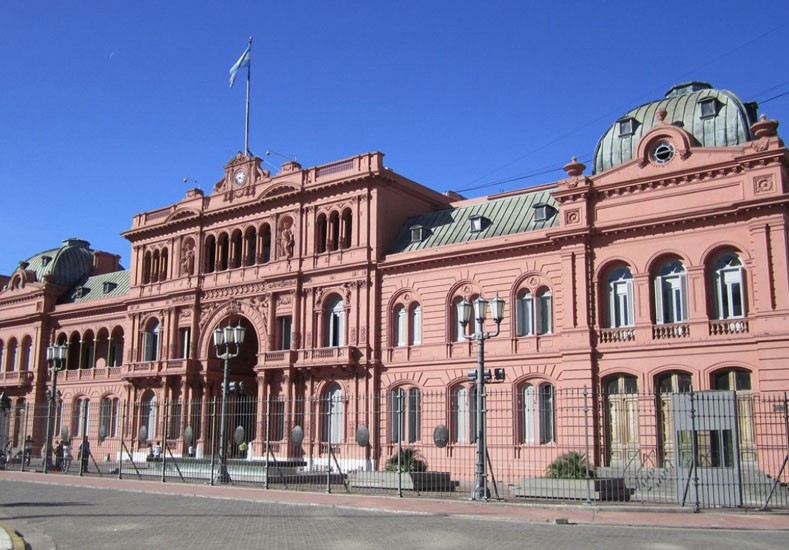 Un auto chocó contra el portón de la Casa Rosada y el conductor quedó internado | Actualidad