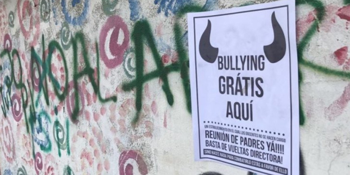 Rosario: cansada de las burlas a su hijo empapeló toda la escuela con la leyenda "Bullying gratis aquí" | Actualidad