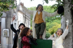 Se estrenó una obra teatral "site specific" en pleno cementerio de La Plata | Espectáculos