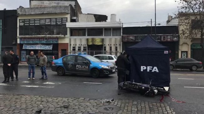 Liniers: un motociclista atropelló y mató a una joven a la salida de un boliche | Actualidad
