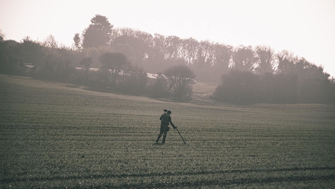 Acusan de robo a dos hombres que encontraron un tesoro millonario enterrado | Internacionales