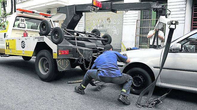 Procesaron a un automovilista por golpear a los agentes de tránsito cuando le removían el coche | Actualidad