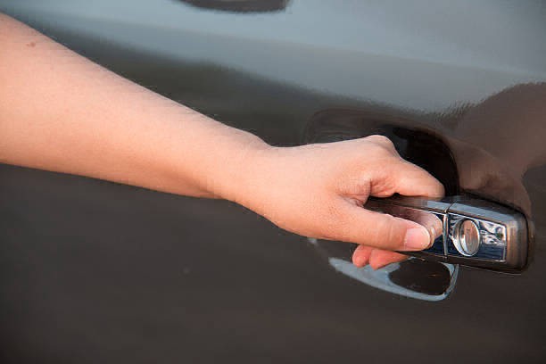 Exculparon a un hombre por las lesiones de su expareja, quien quiso subirse al auto en movimiento | Actualidad