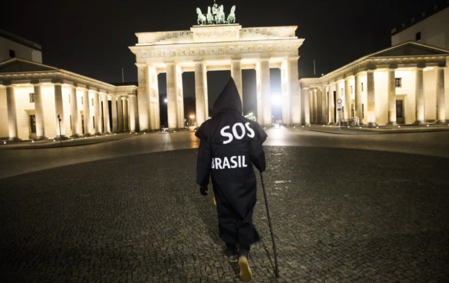 Vestido de "la Muerte", recorre Berlín en protesta contra Bolsonaro por el coronavirus | Internacionales