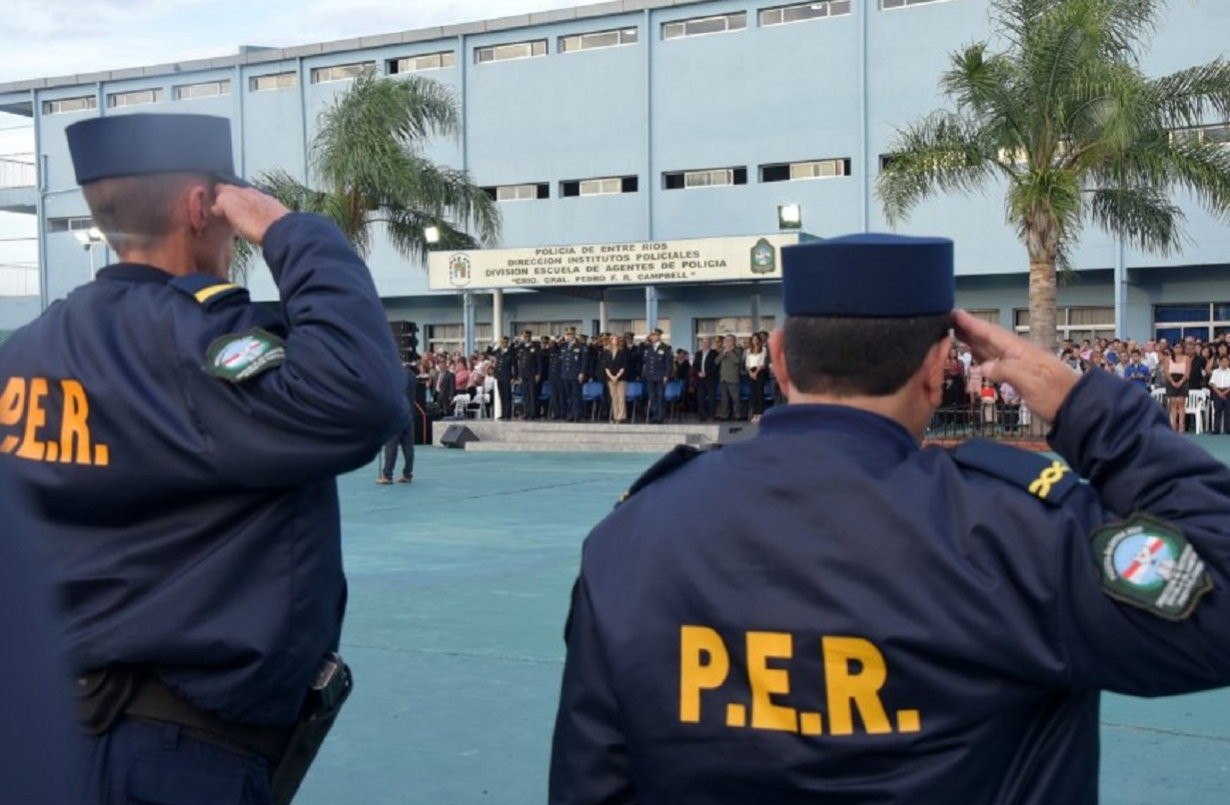 Condenaron a un policía que le ordenó a una exagente que vaya a trabajar "en minifalda y colaless" | Actualidad