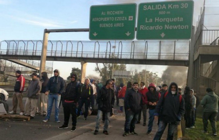 Trabajadores de Cresta Roja cortaron autopista Ezeiza-Cañuelas por reincorporación de 51 despedidos | Actualidad