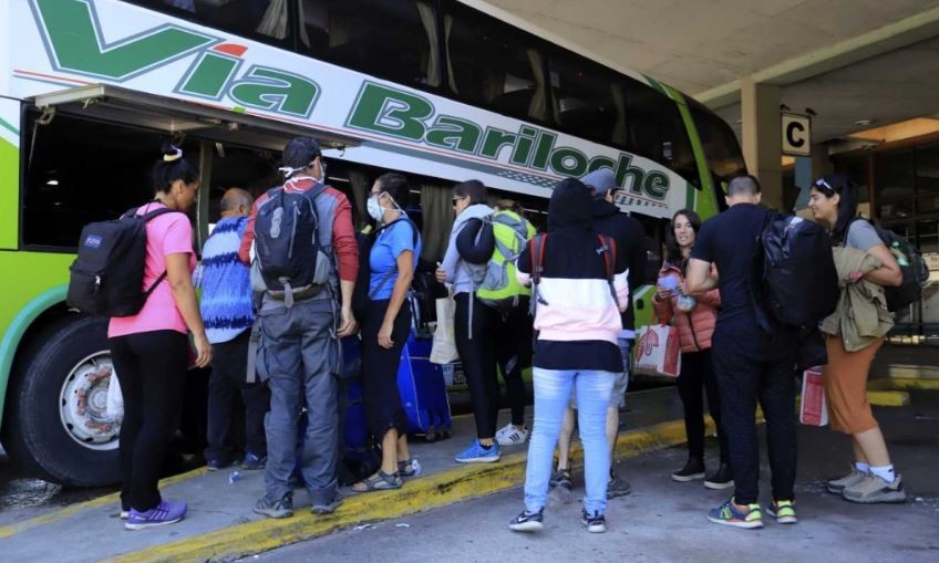 Transportistas de servicios turísticos bloquean terminales en capitales de provincias | Actualidad