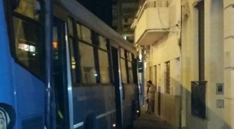Chofer de un colectivo discutió con un pasajero, sufrió un infarto y terminó en la vereda | Actualidad