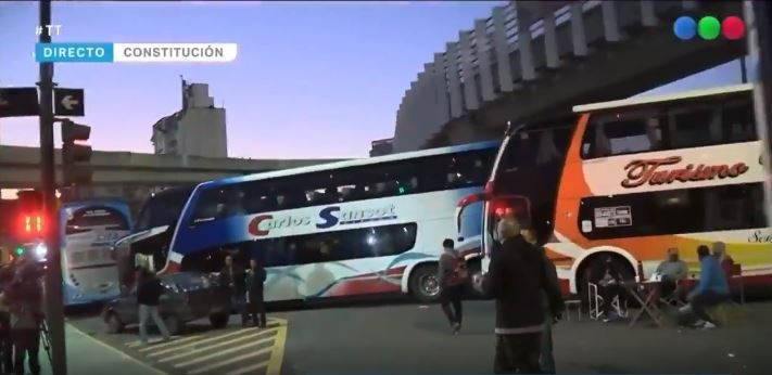 Continúa el reclamo de transportistas de turismo en el centro porteño | Actualidad