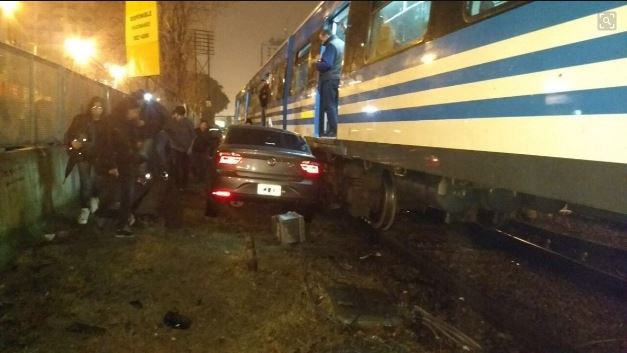 El tren Sarmiento embistió a un auto en Ramos Mejía | Actualidad