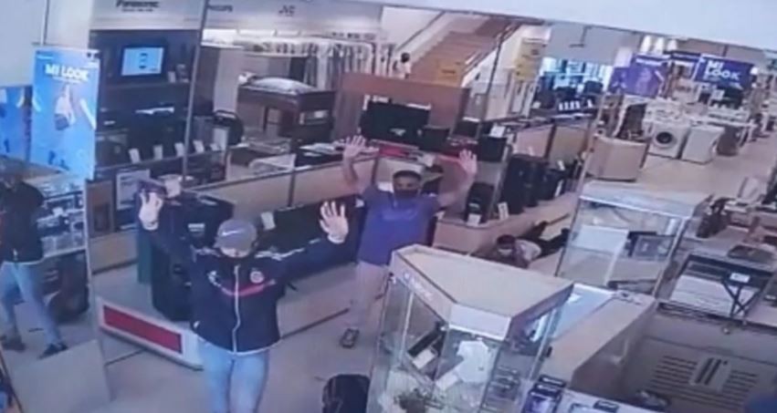 Siete delincuentes robaron un hipermercado en Lomas de Zamora | Actualidad