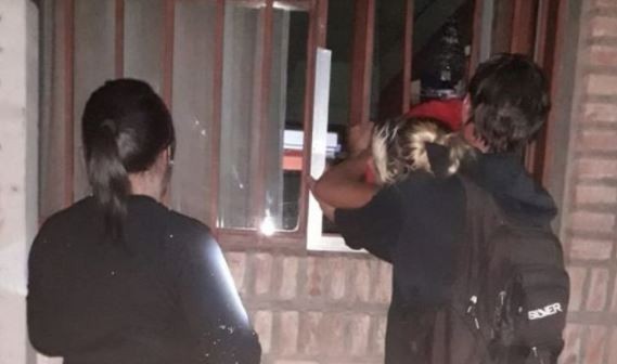 Una joven embarazada entró a robar: su panza quedó atrapada en la reja y debieron rescatarla | Actualidad