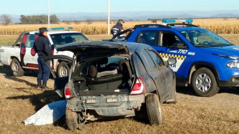 Una mujer murió al chocar contra un poste y su bebé está grave | Actualidad