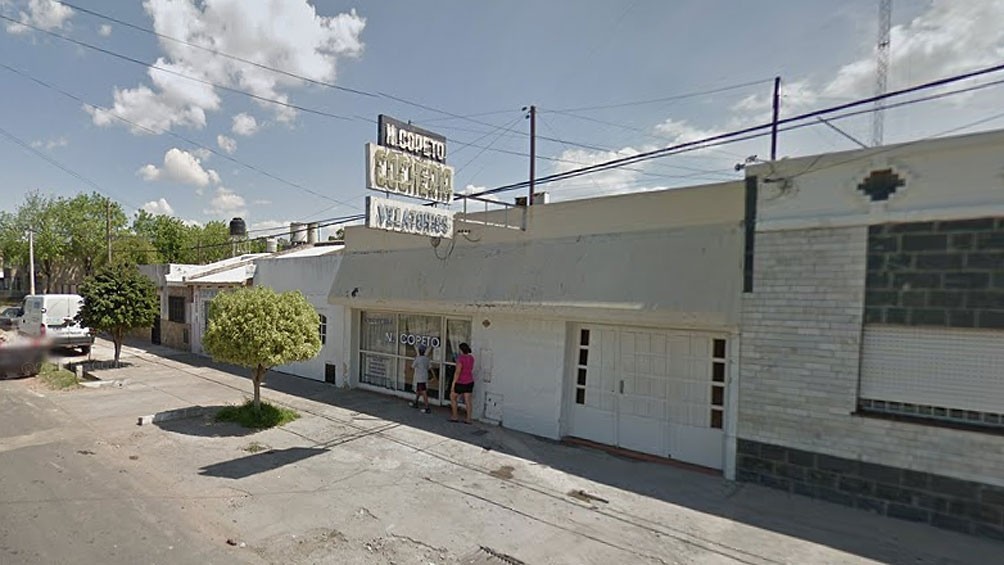 Balearon un auto en la puerta de una cochería donde velaban a un joven asesinado | Actualidad