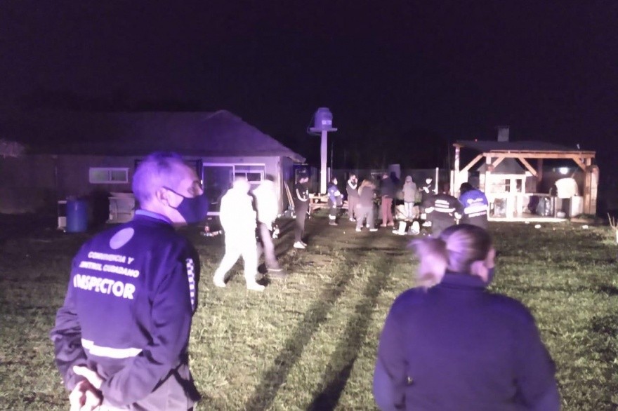 Desarticulan una fiesta clandestina con más de 200 personas en La Plata | Actualidad