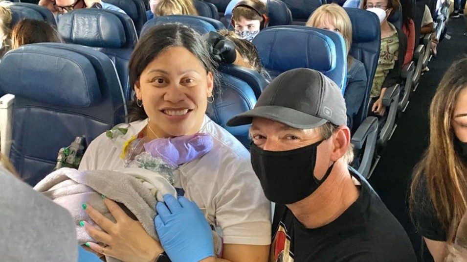 Dio a luz en el avión: no sabía que estaba embarazada | Internacionales