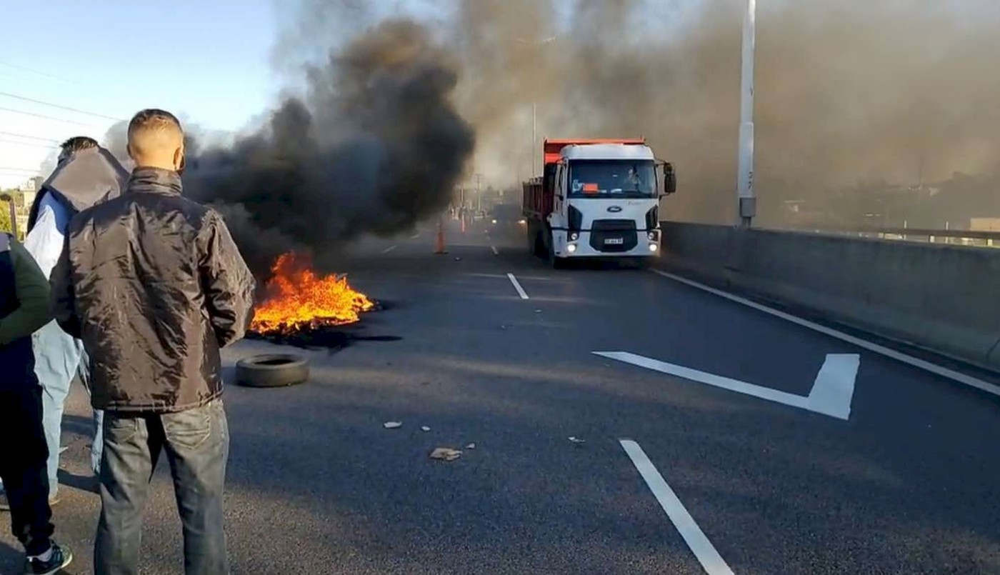 Corte parcial de choferes de colectivos en Acceso Oeste y Puente Pueyrredón | Actualidad