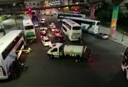 Choferes de micros mantienen un corte parcial en la 9 de Julio | Actualidad