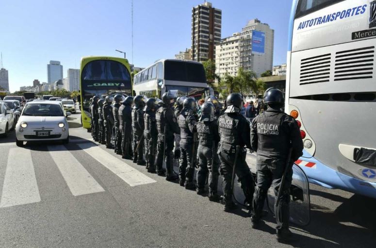 Choferes de micros de turismo llevan 48 horas en la Avenida 9 de Julio | Actualidad