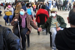La foto de adultos mayores rosarinos tomados de la mano que emocionó al país | Actualidad