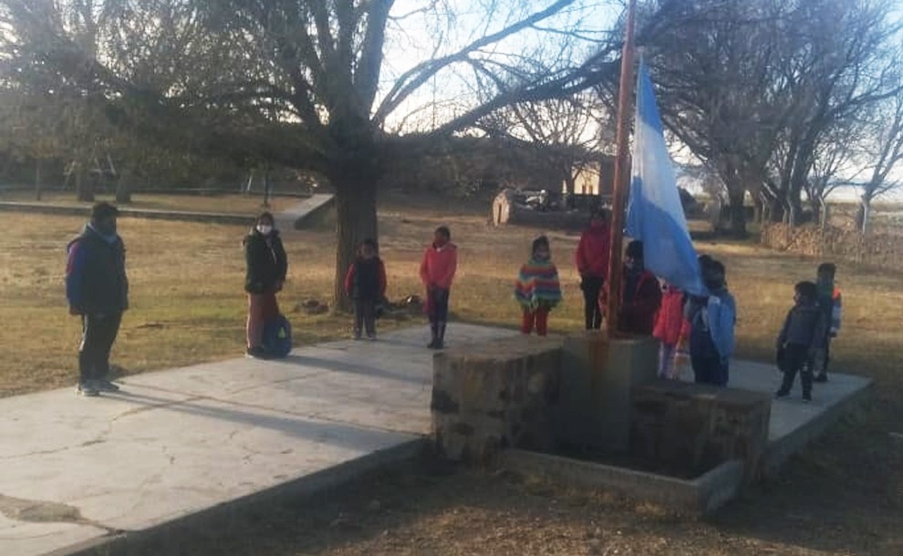 Ante la falta de conexión, una escuela pide colaboración para armar una biblioteca | Actualidad