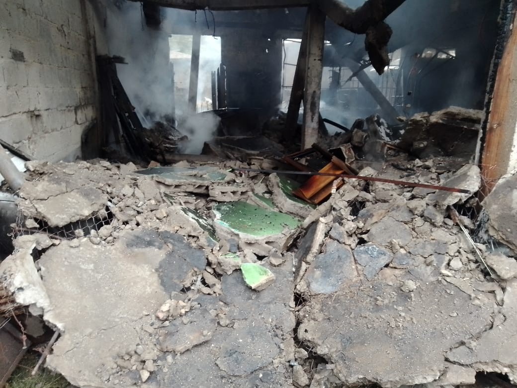 Un impactante incendio destruyó una casa de dos pisos y la dejó al borde del derrumbe | Actualidad