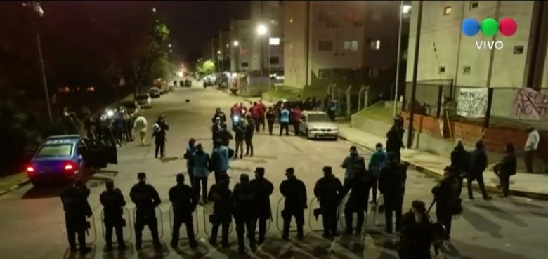 Barrio Padre Mugica: Vecinos que reclamaban seguridad aplaudieron a la policía | Actualidad