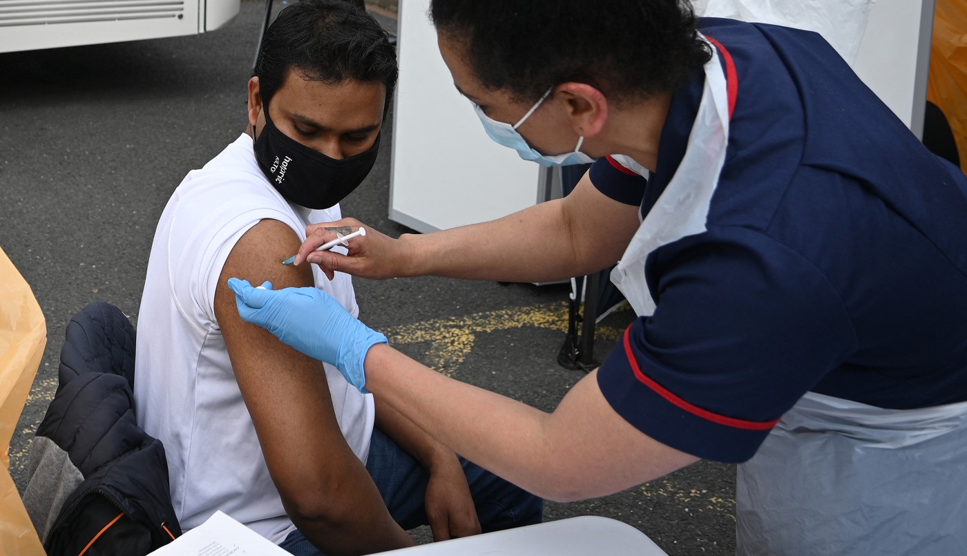 Reino Unido comienza a probar la tercer dosis de la vacuna contra el coronavirus | Internacionales