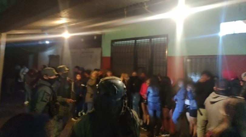 Gendarmería desbarató una fiesta clandestina con más de 140 personas en la Ciudad | Actualidad