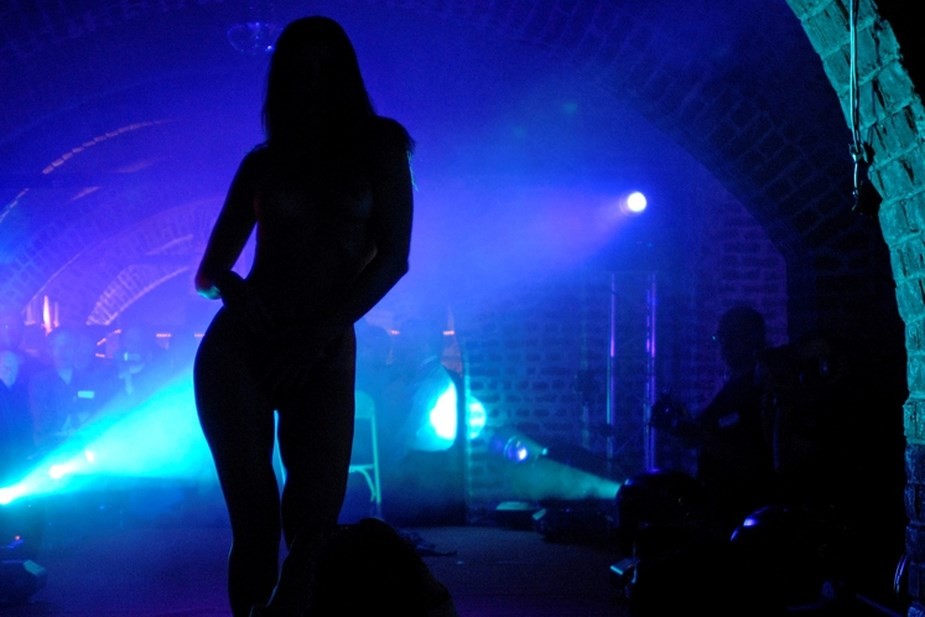 Periodista tuvo sexo al reportar sobre la reapertura de un club swinger | Internacionales