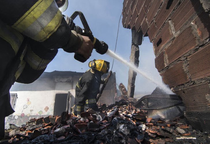 Una pareja y sus cuatro hijos murieron al incendiarse su casa en Quilmes | Actualidad