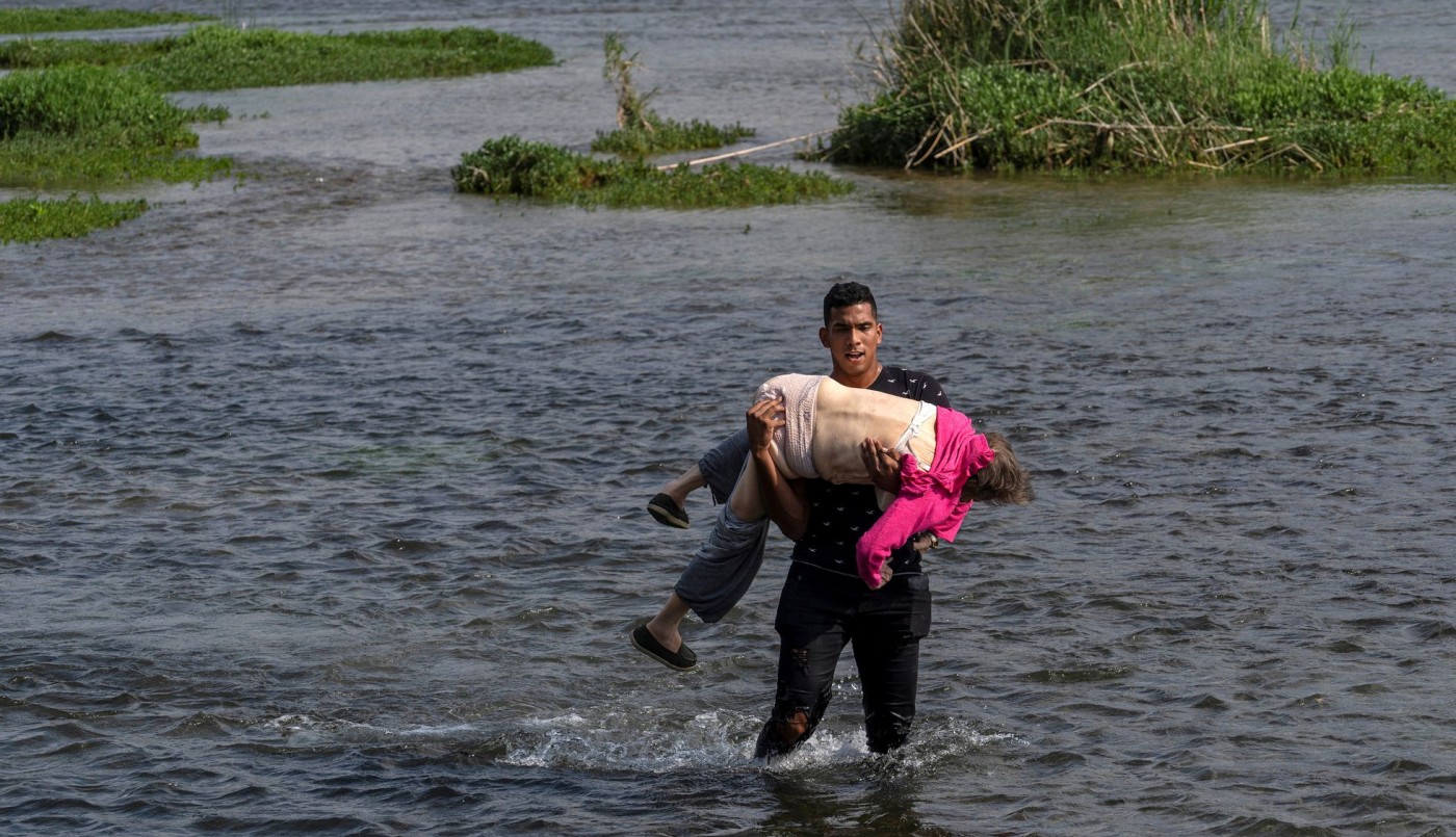 El joven migrante que cruzó de México a Estados Unidos cargando a una anciana venezolana | Internacionales