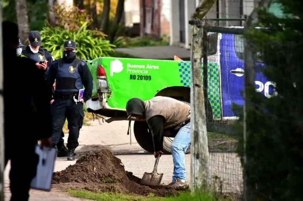 Detienen a tres policías y a cuatro falsos operarios por el robo de cables de fibra óptica en Lanús | Actualidad