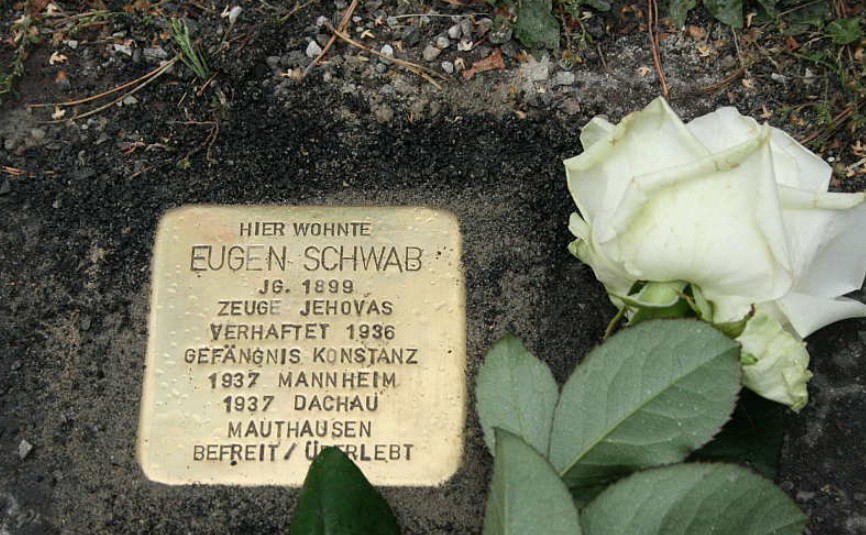 Argentina es el primer país fuera de Europa en instalar una placa "Stolpersteine" en homenaje a los refugiados que huyeron del nazismo | Actualidad