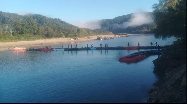 Insólito: construyeron un puente internacional con gomones | Actualidad