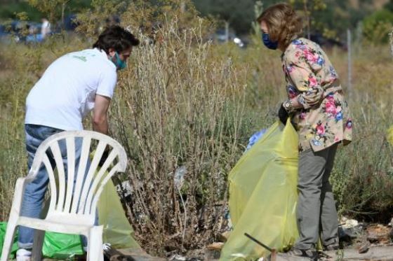 "Basuraleza": La reina Sofía participó como voluntaria en la recolección de basura | Internacionales