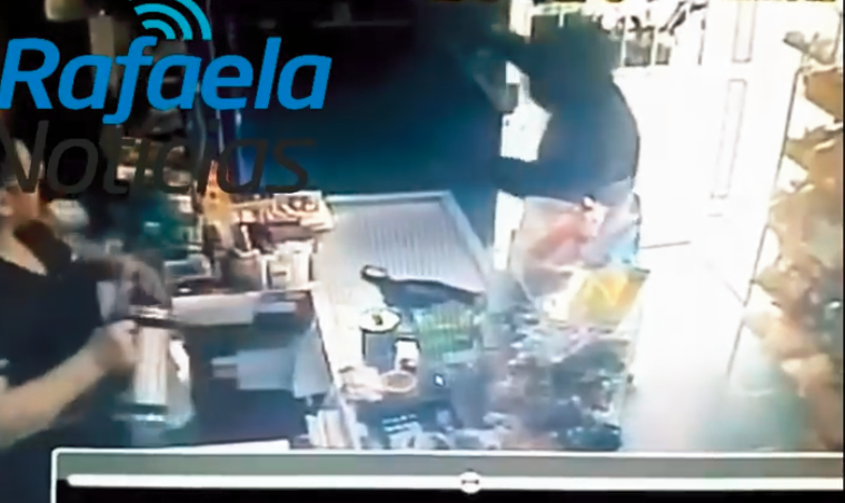Video: una comerciante evitó un robo al tirarle agua caliente al delincuente | Actualidad