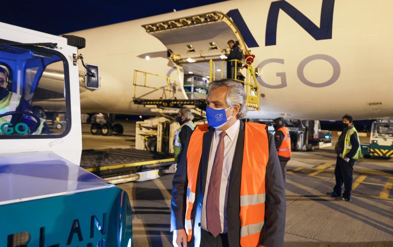 Alberto Fernández recibió el nuevo cargamento con 934 mil vacunas de AstraZeneca | Política