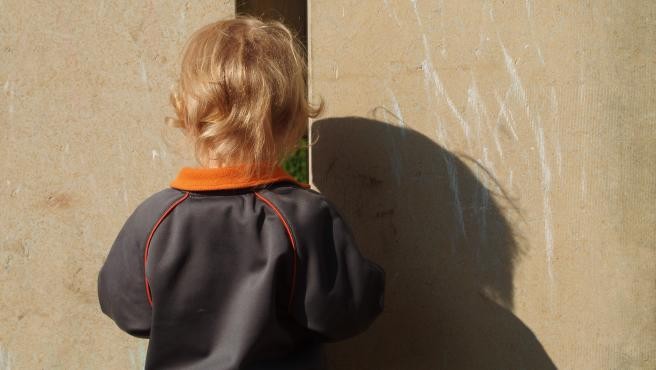 Un padre le provoca cortes en los genitales a su hijo de cuatro años por haberse hecho pis en la cama | Internacionales