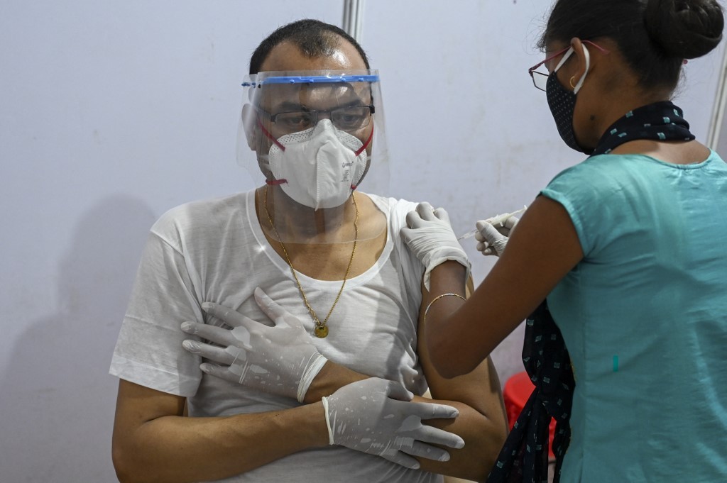 Un largo intervalo entre dos dosis de AstraZeneca mejora su eficacia, según estudio de Oxford | Internacionales