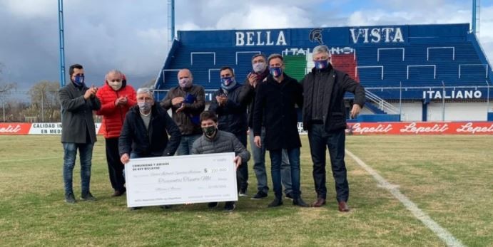 Tras una colecta en Estados Unidos, un joven de 17 años donó tests de Covid y materiales a un club de Ciudad Evita | Deportes