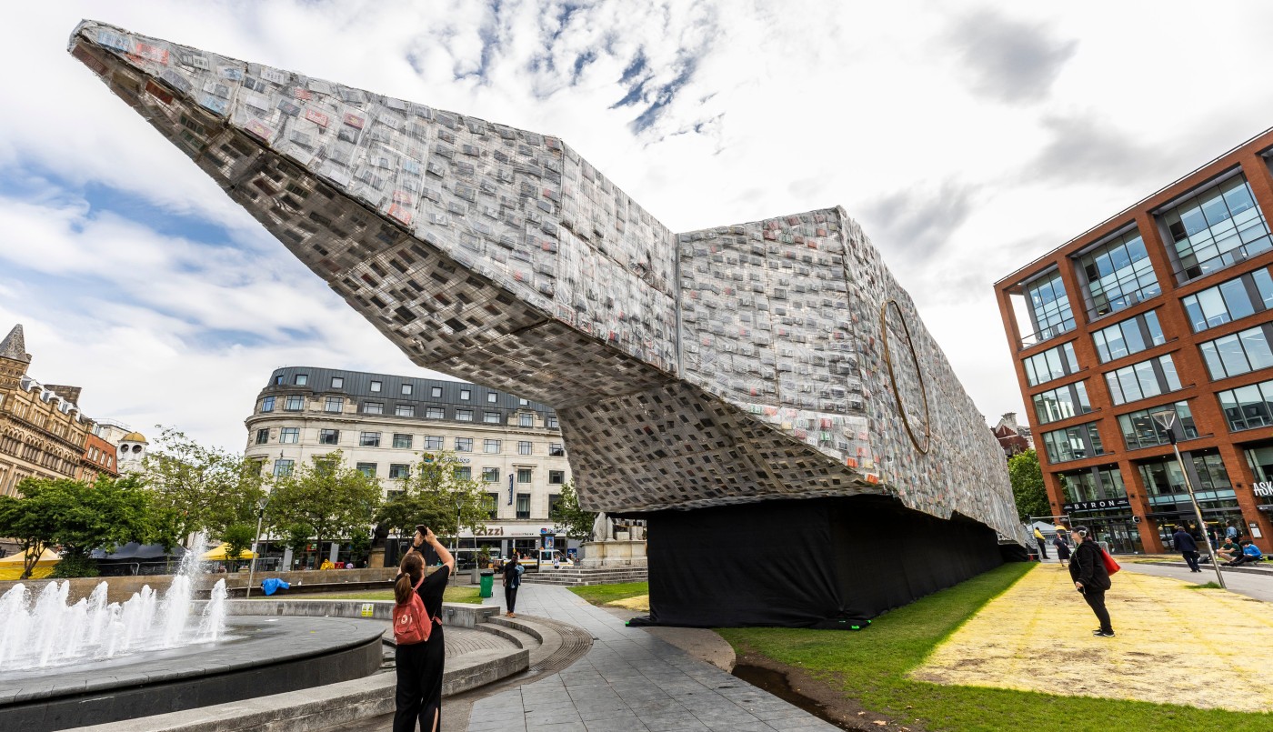 El Big Ben acostado de Marta Minujín: la artista presentó una obra hecha con 20 mil libros políticos | Espectáculos