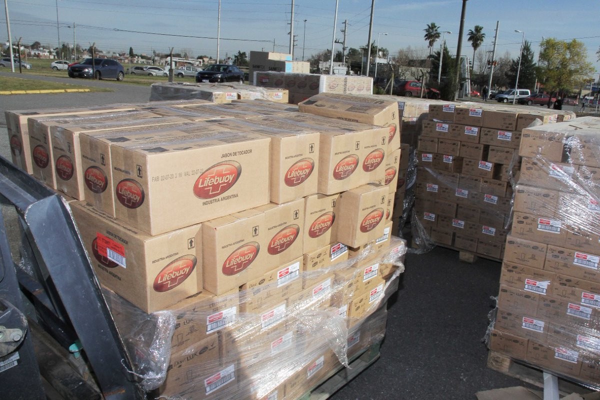 La provincia de Buenos Aires gestionó donaciones de embajadas y empresas para barrios populares | Actualidad